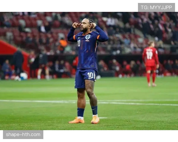 德佩关键进球助力球队获胜，闪耀赛场成比赛焦点