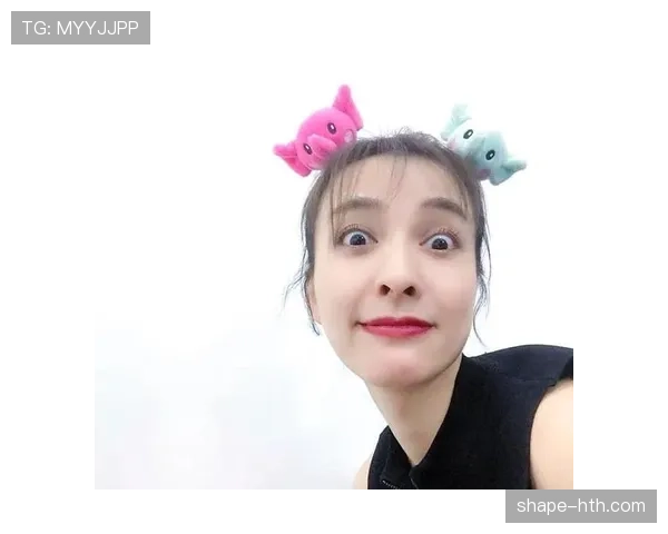 朱雪莹关掉直播灯抱着外卖躺沙发那张图，明星滤镜瞬间掉光